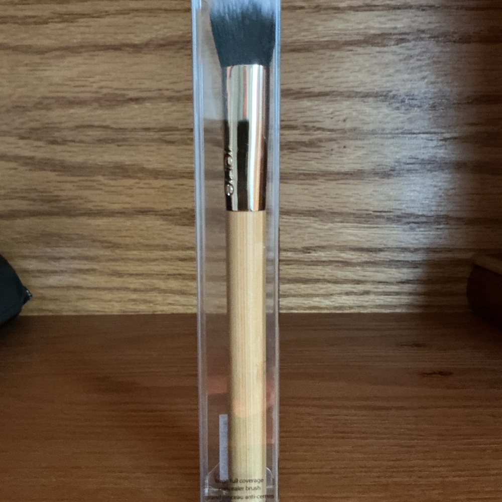 New Tarte Makeup Brush with Gold Accents